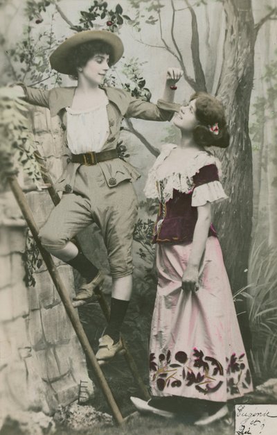 Postkarte mit zwei Mädchen in Kostümen mit Kirschen, gesendet im Jahr 1913 von French Photographer